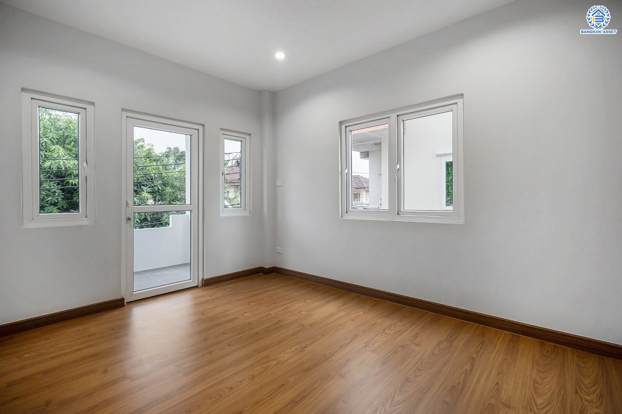 บ้านมือสองตกแต่งใหม่ โครงการ ลภาวัน15 ราชพฤกษ์ เนื้อที่ 50.5 ตร.ว. ฟังก์ชันครบ 3 ห้องนอน 3 ห้องน้ำ 2 ที่จอดรถ บ้านสวยสภาพดี พร้อมเข้าอยู่ บนทำเลศักยภาพติดถนนราชพฤกษ์ เชื่อมสู่แจ้งวัฒนะได้อย่างรวดเร็ว ใกล้รถไฟฟ้าสายสีม่วง "สถานีบางรักใหญ่"